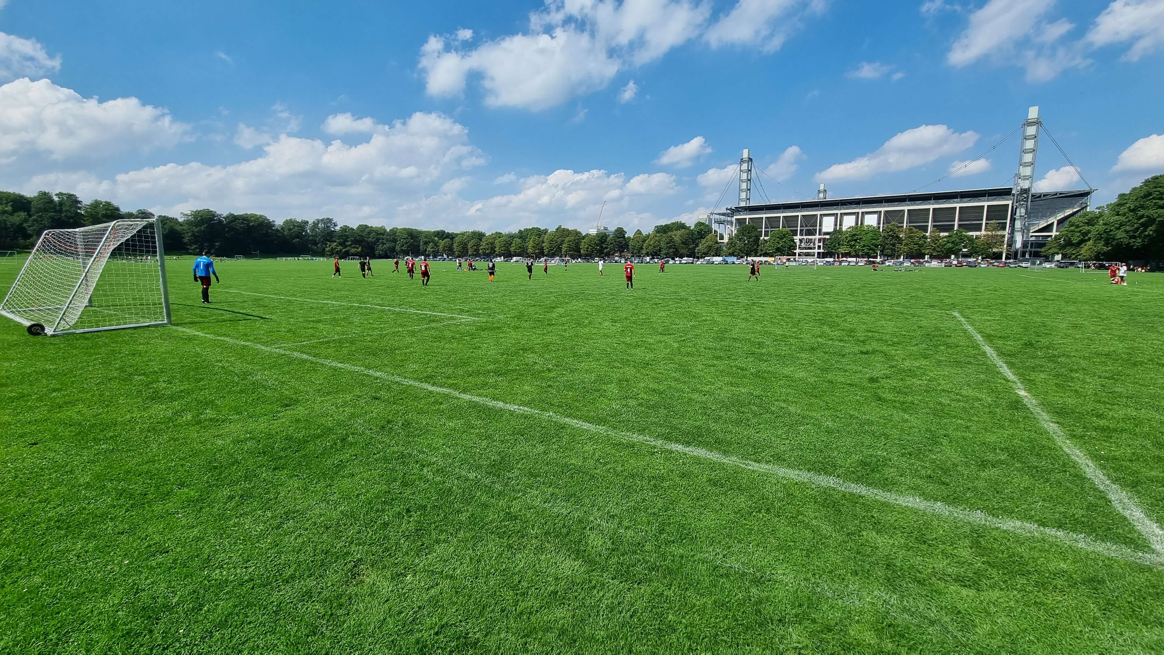Fußballplatz mit Stadionflair auf den Jahnwiesen – Köln-Müngersdorf