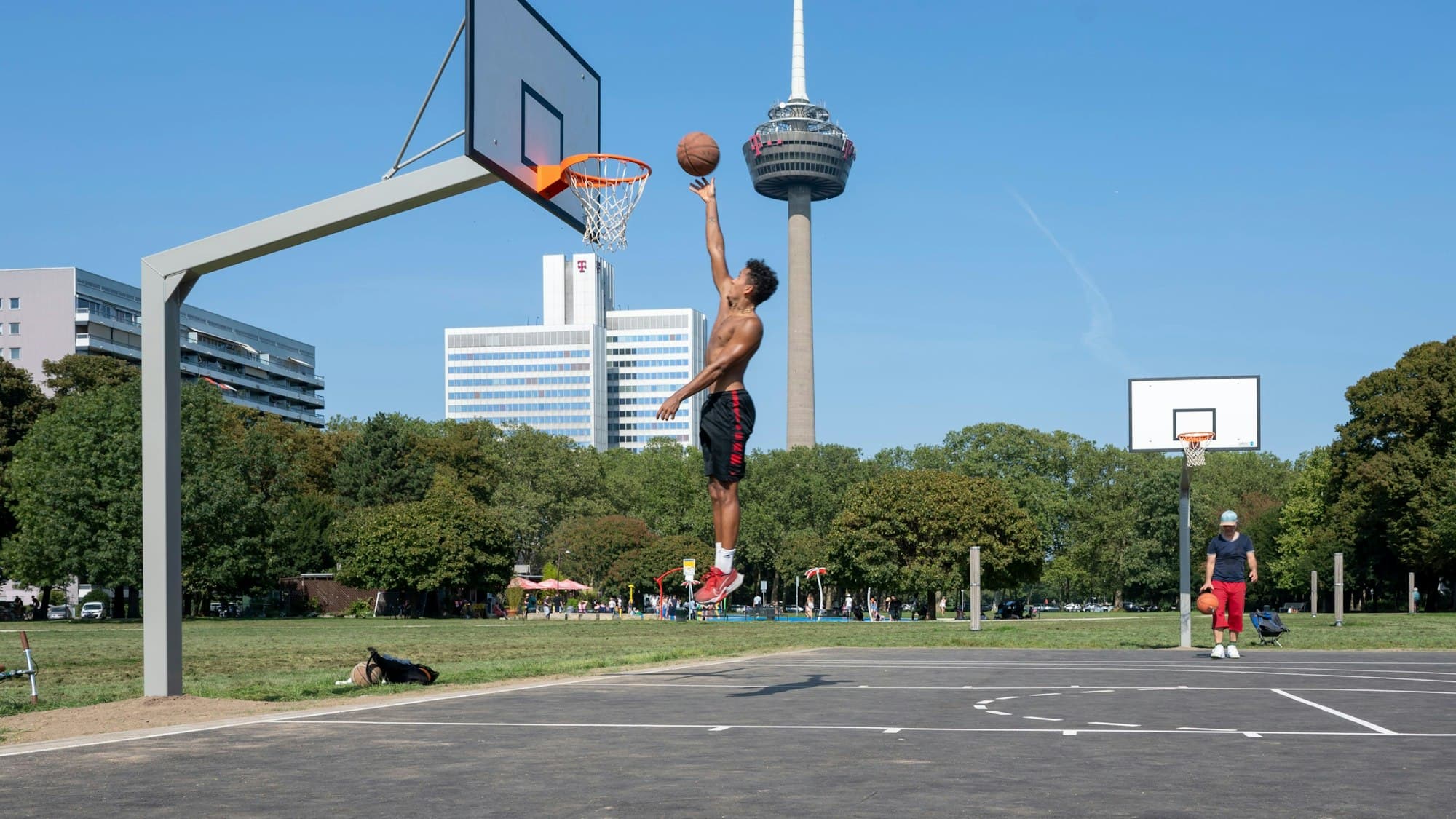 Basketballplatz im Grüngürtel – Köln-Belgisches Viertel