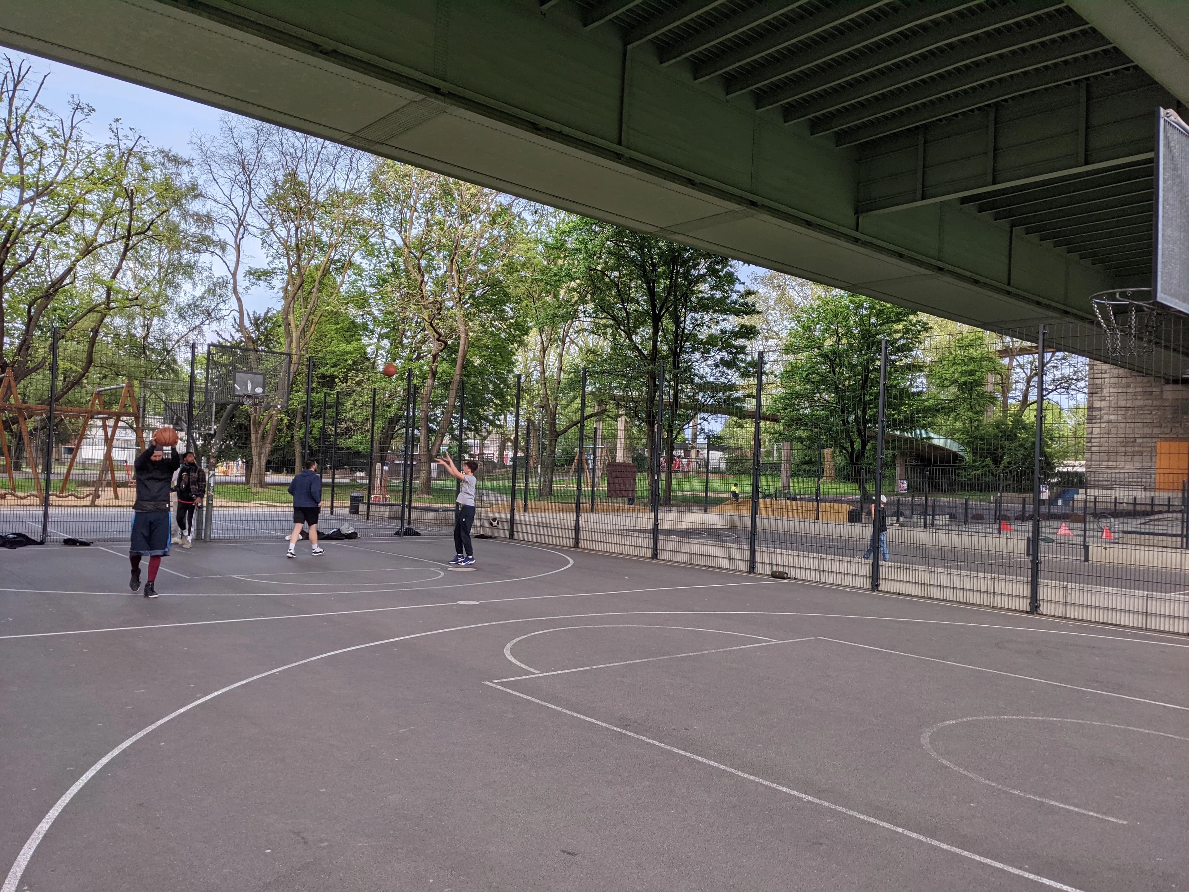 Basketballplatz unter der Zoobrücke – Köln-Mülheim